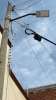 La lampara ubicada en el poste no funciona, las lluvias y el aire intenso rompieron los cables